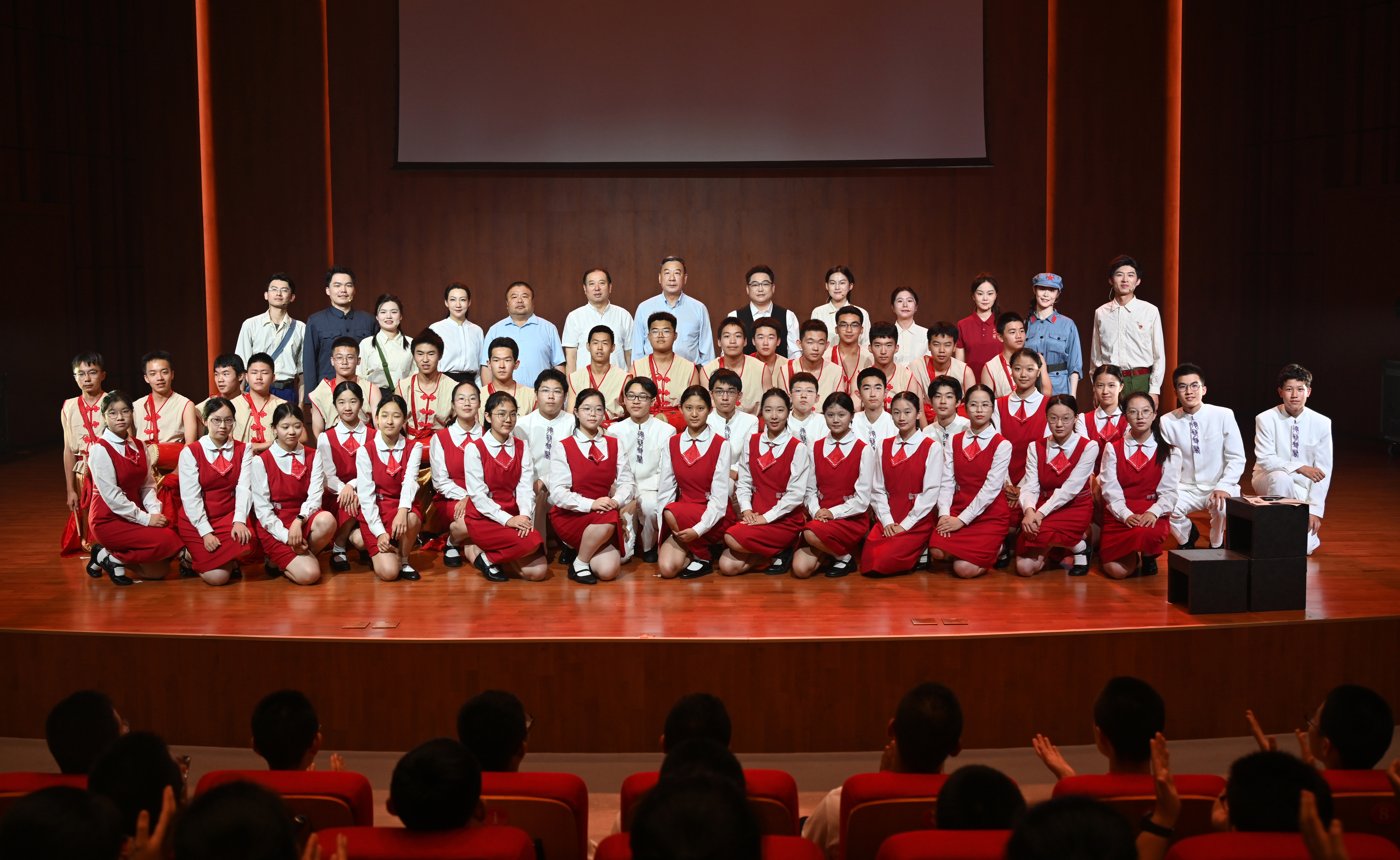 中国人民大学师生原创音画歌舞剧《中国人民大学组歌·我们的长征》在延安大学首演的[第4张].jpg